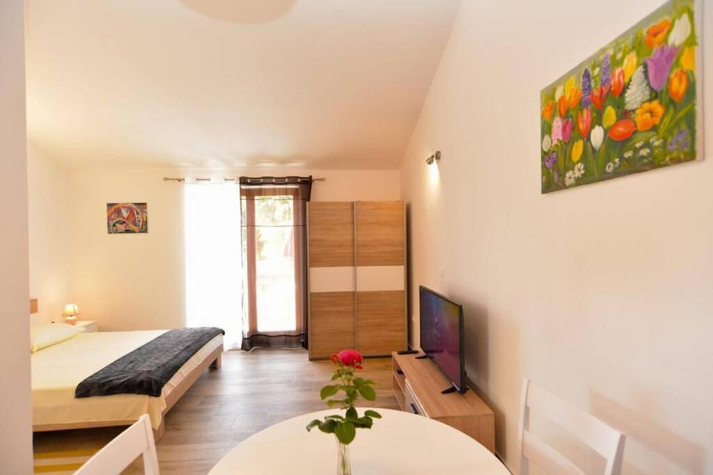 Apartment Vesna For 2, Free Parking And Wi-Fi พูลา ภายนอก รูปภาพ