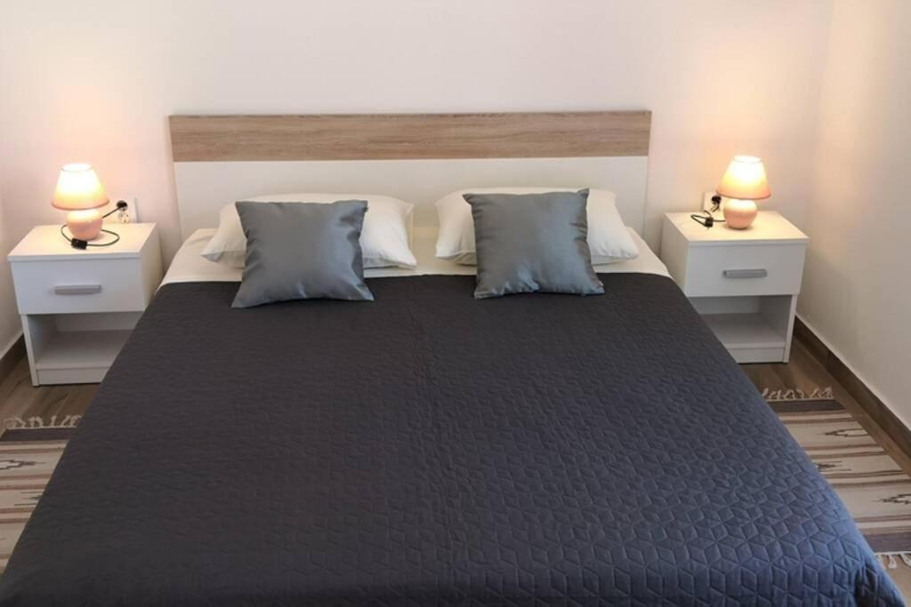 Apartment Vesna For 2, Free Parking And Wi-Fi พูลา ภายนอก รูปภาพ