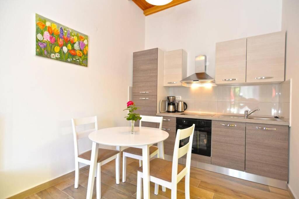 Apartment Vesna For 2, Free Parking And Wi-Fi พูลา ภายนอก รูปภาพ