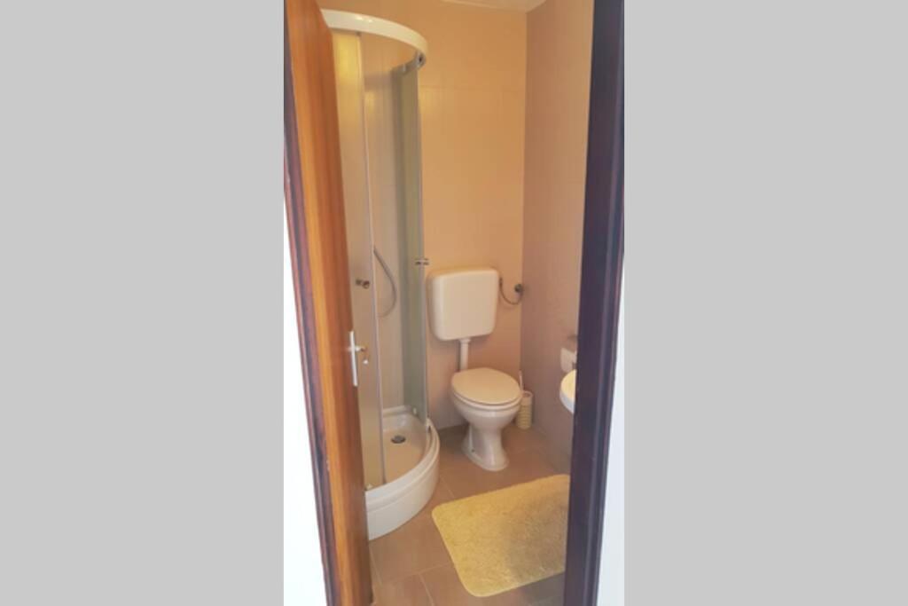 Apartment Vesna For 2, Free Parking And Wi-Fi พูลา ภายนอก รูปภาพ