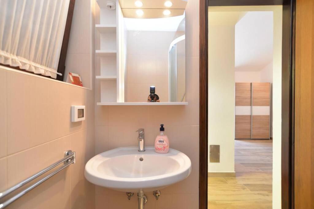 Apartment Vesna For 2, Free Parking And Wi-Fi พูลา ภายนอก รูปภาพ