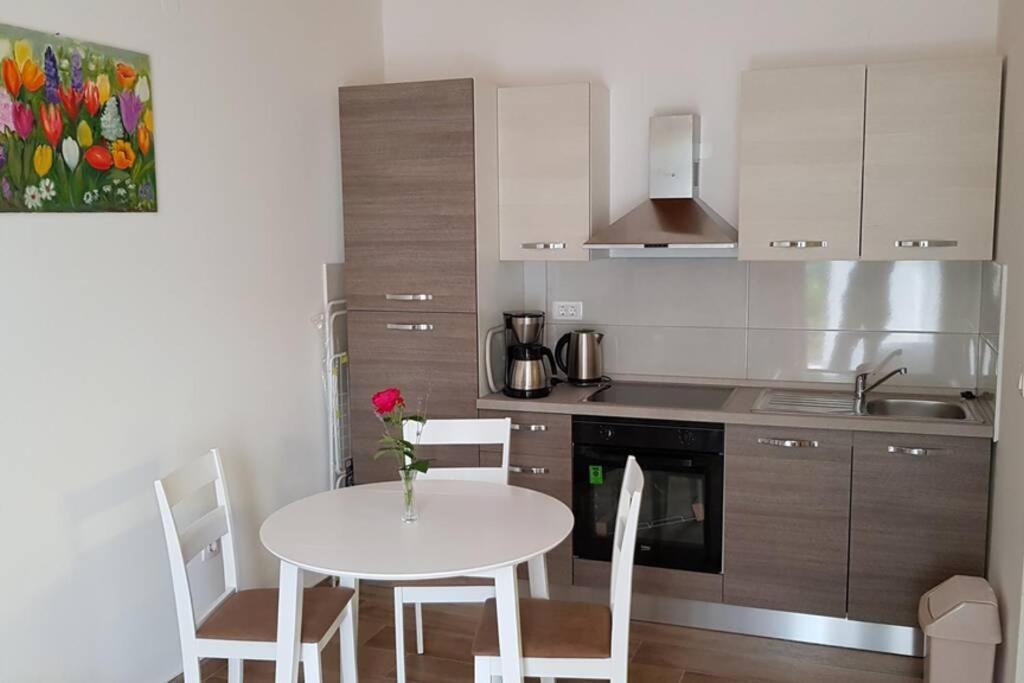 Apartment Vesna For 2, Free Parking And Wi-Fi พูลา ภายนอก รูปภาพ