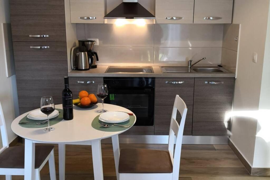 Apartment Vesna For 2, Free Parking And Wi-Fi พูลา ภายนอก รูปภาพ