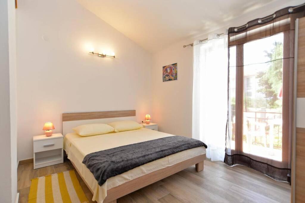 Apartment Vesna For 2, Free Parking And Wi-Fi พูลา ภายนอก รูปภาพ