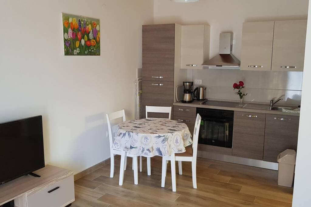 Apartment Vesna For 2, Free Parking And Wi-Fi พูลา ภายนอก รูปภาพ