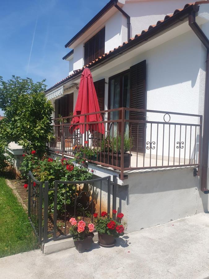 Apartment Vesna For 2, Free Parking And Wi-Fi พูลา ภายนอก รูปภาพ